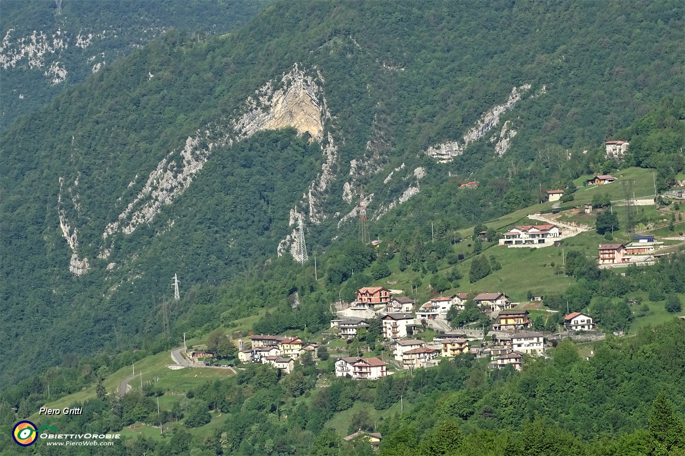 58 Zoom su Monte di Zogno-Carubbo e la Corna Rossa.JPG